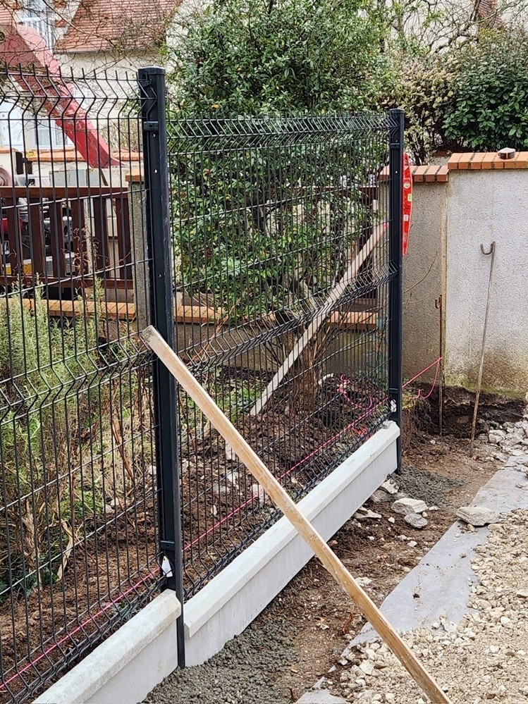 Soubassement béton de 25 cm pour poteaux à clips